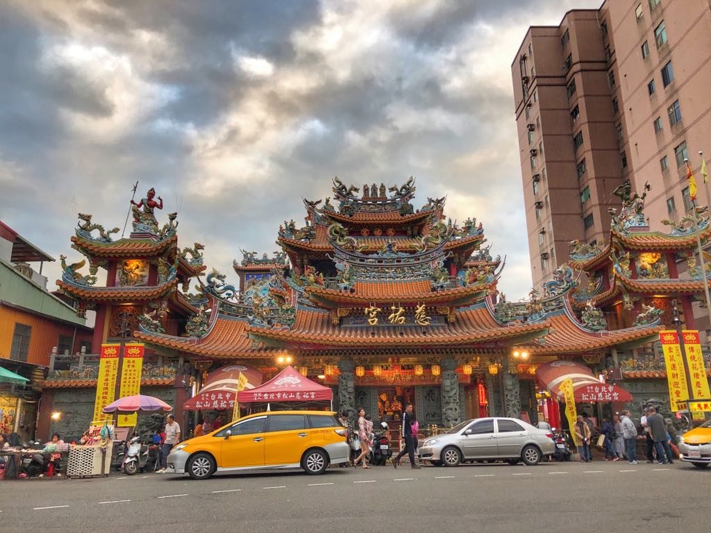 światynia obok Raohe Night Market