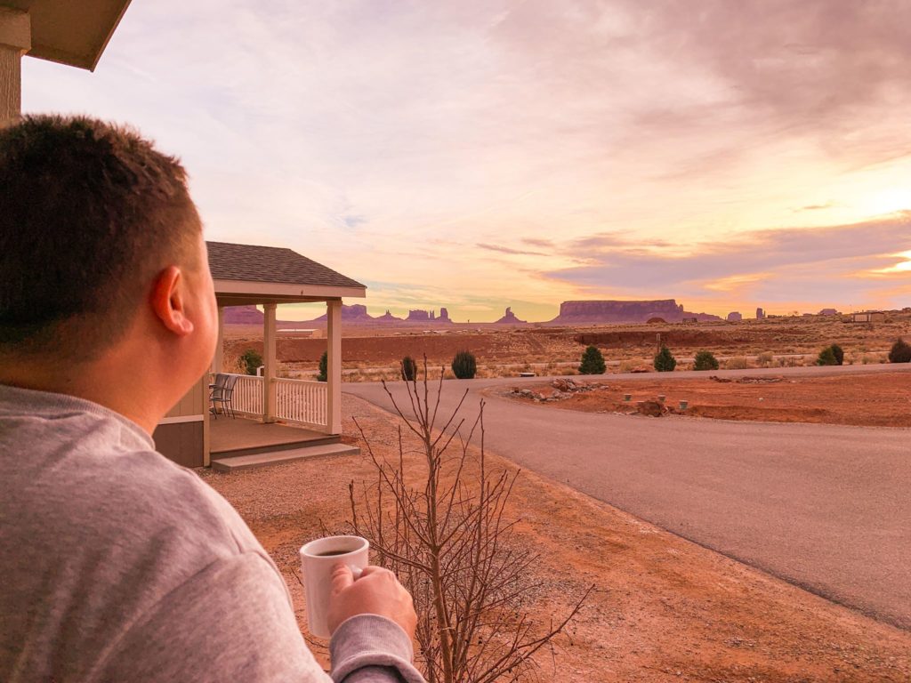 kawa z widokiem na Monument Valley