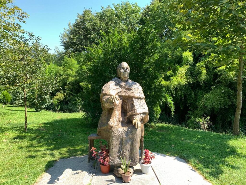 Baba Vanga_pomnik w Rupite