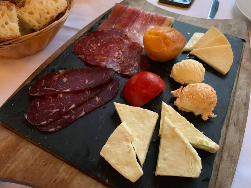 Durmitor_sery wędliny kajmak urnebes