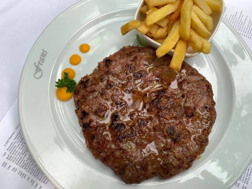 Frans_pljeskavica z frytkami