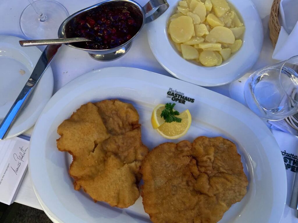 Wiener Schnitzel_sałatka ziemniaczana_żurawina