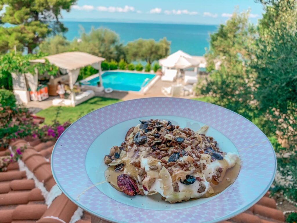 jogurt grecki z miodem i musli orzechowym