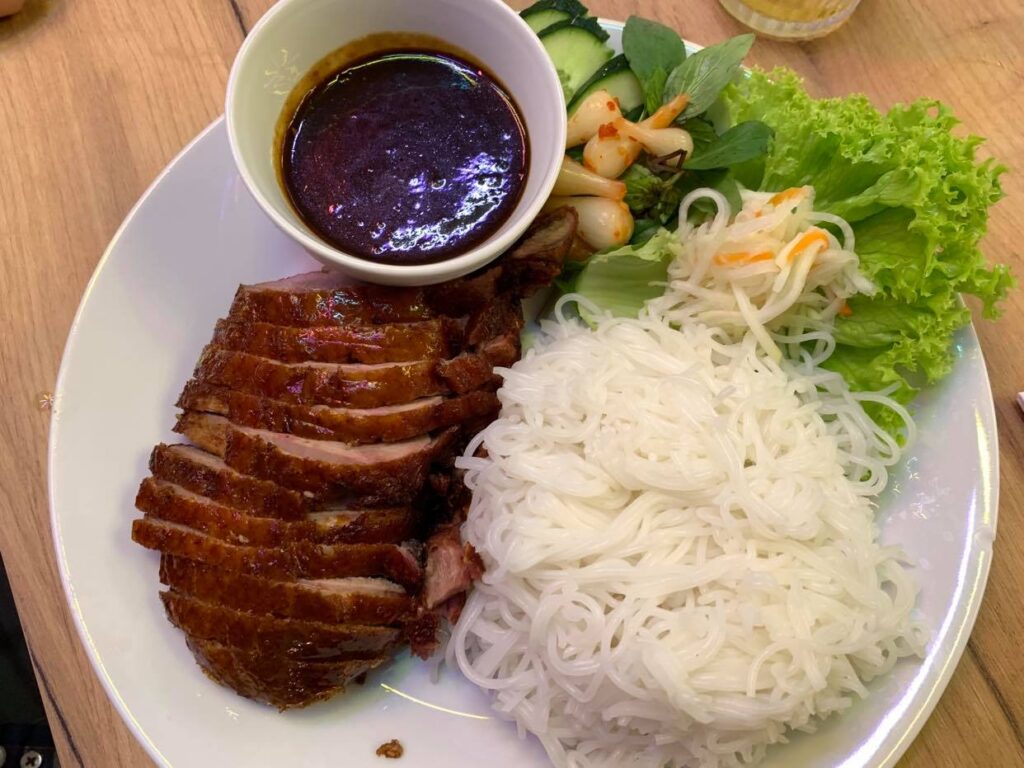 Hanoi Grill pieczona kaczka i makaron Bun