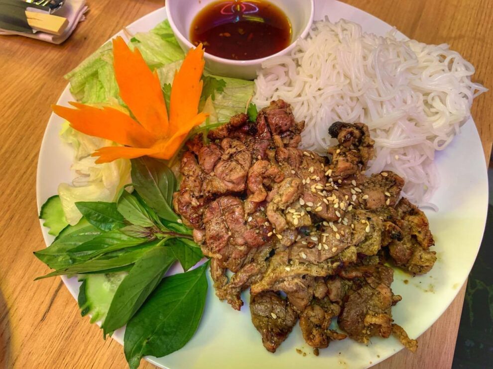 Hanoi Grill_kaczka z Grilla i makaron bun