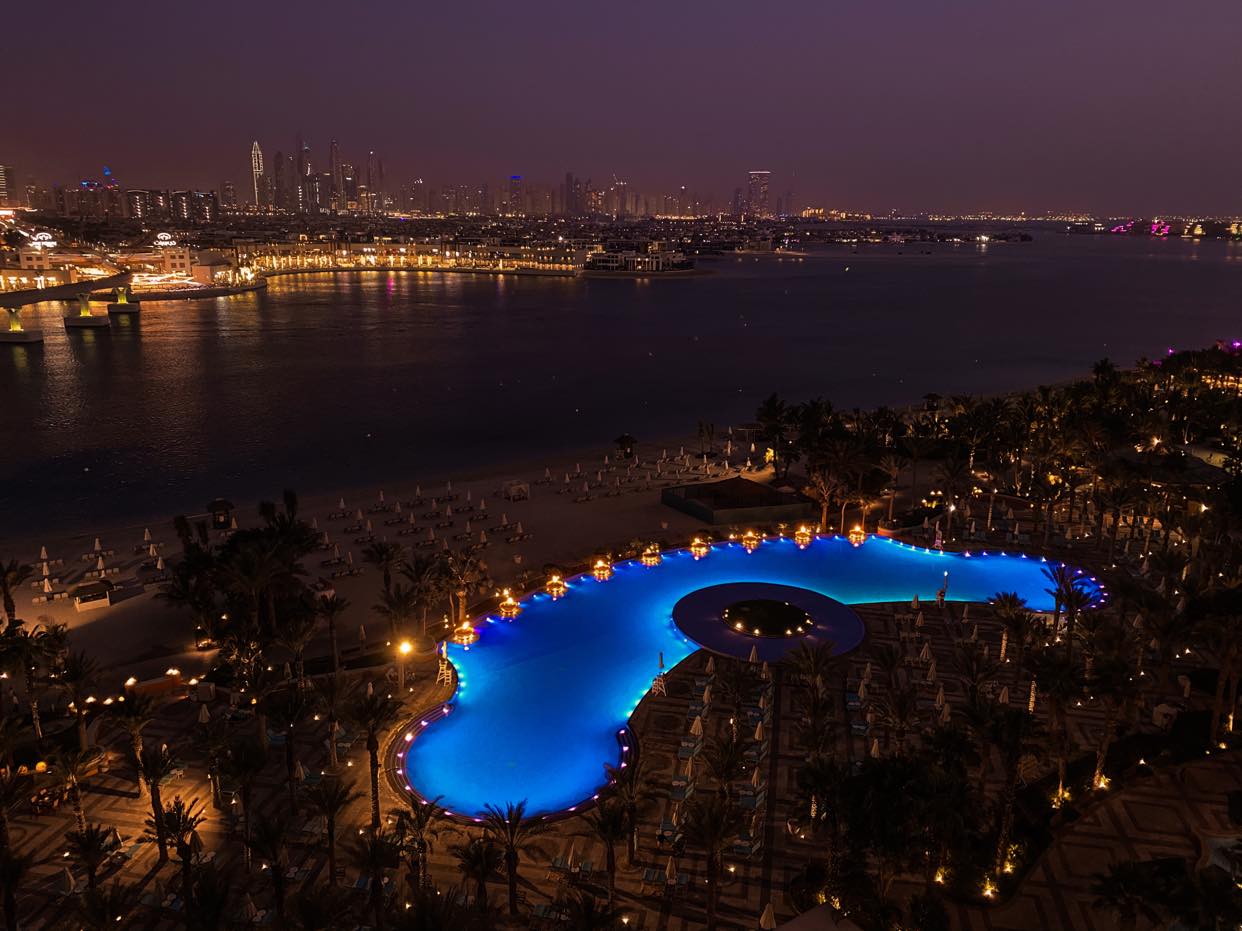 Atlantis widok nocą