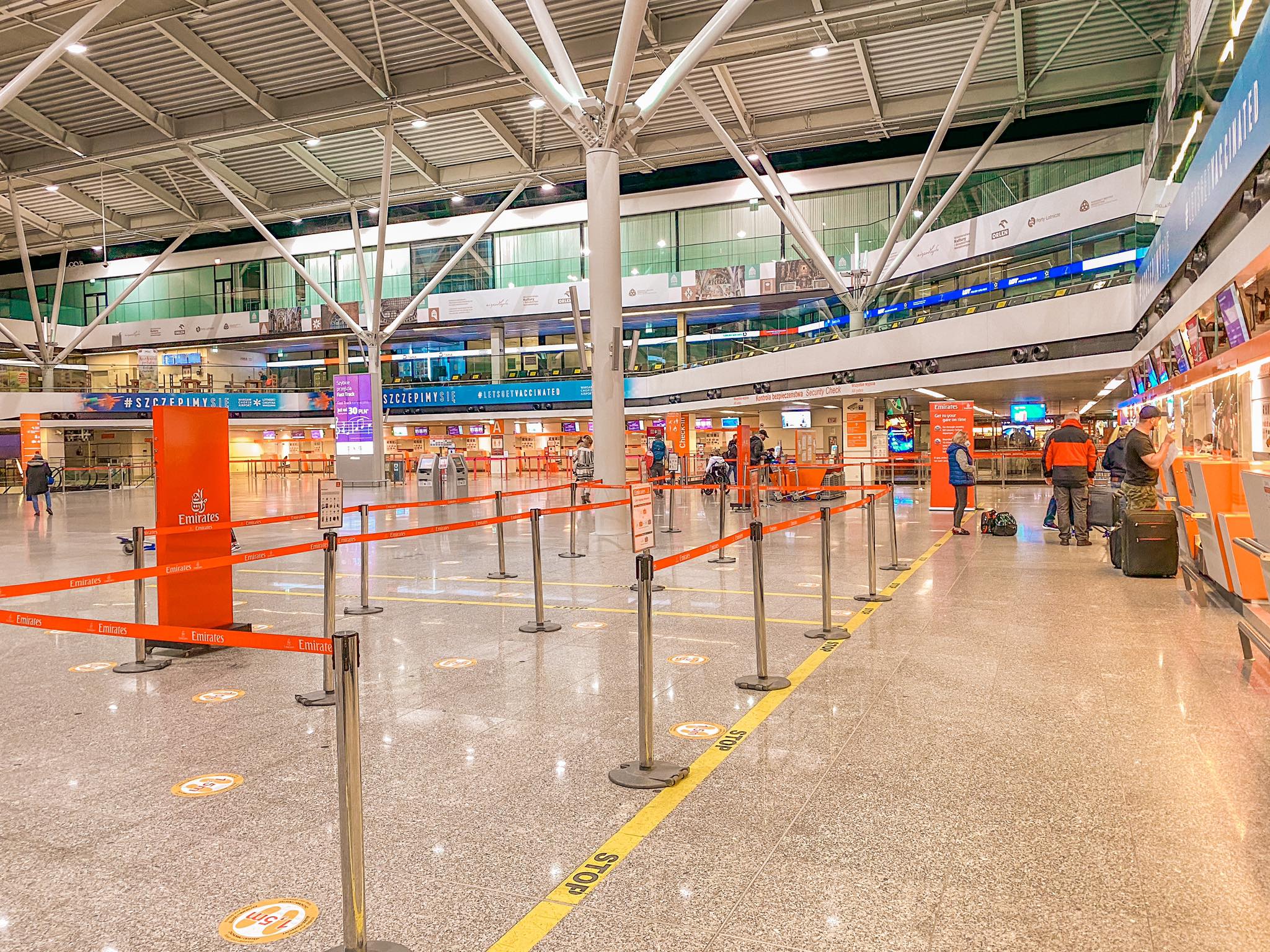puste lotnisko Chopina w Warszawie