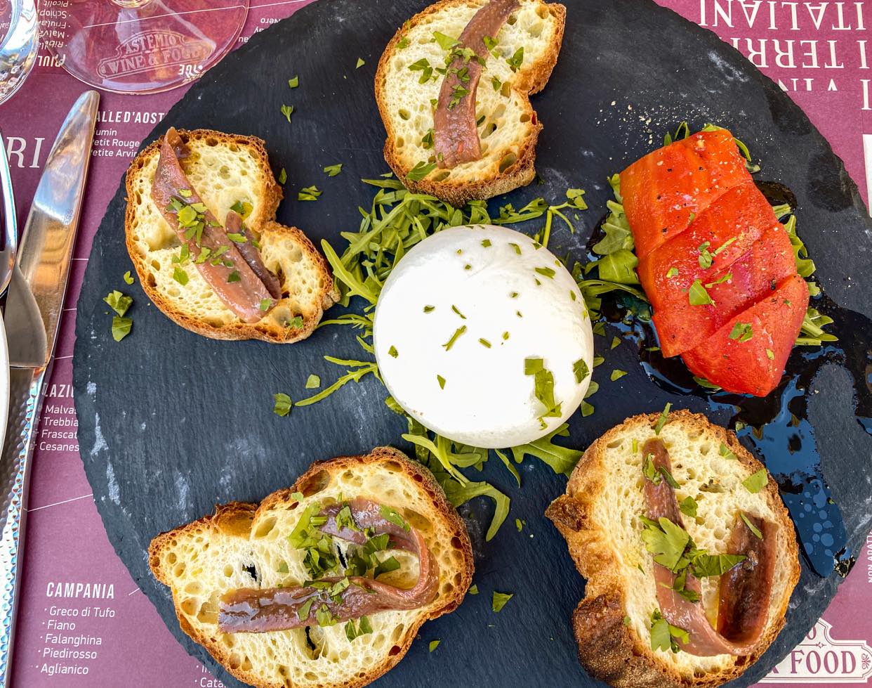 crostini z burratą i anchois