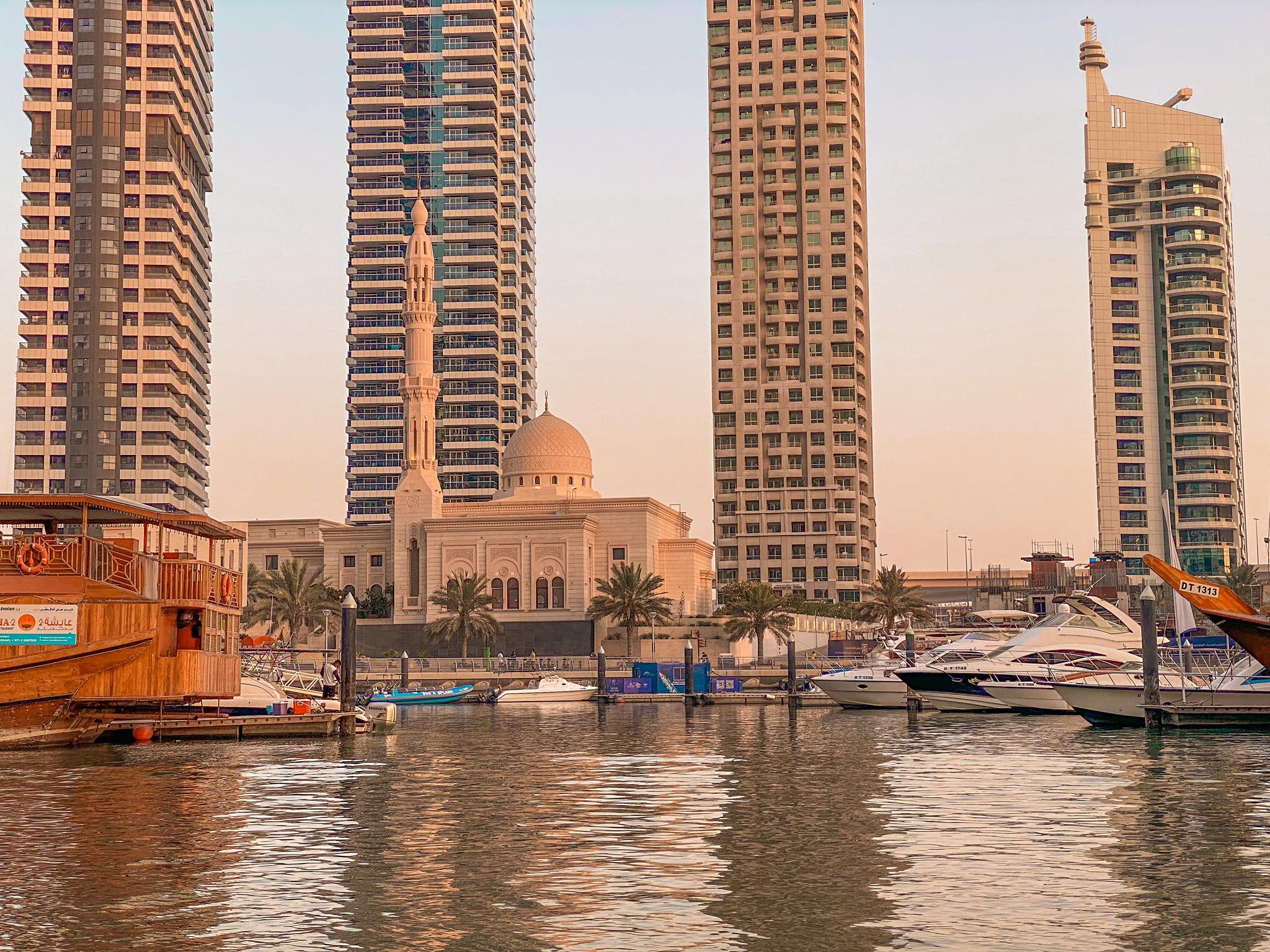 malowniczy meczet wśród wieżowców