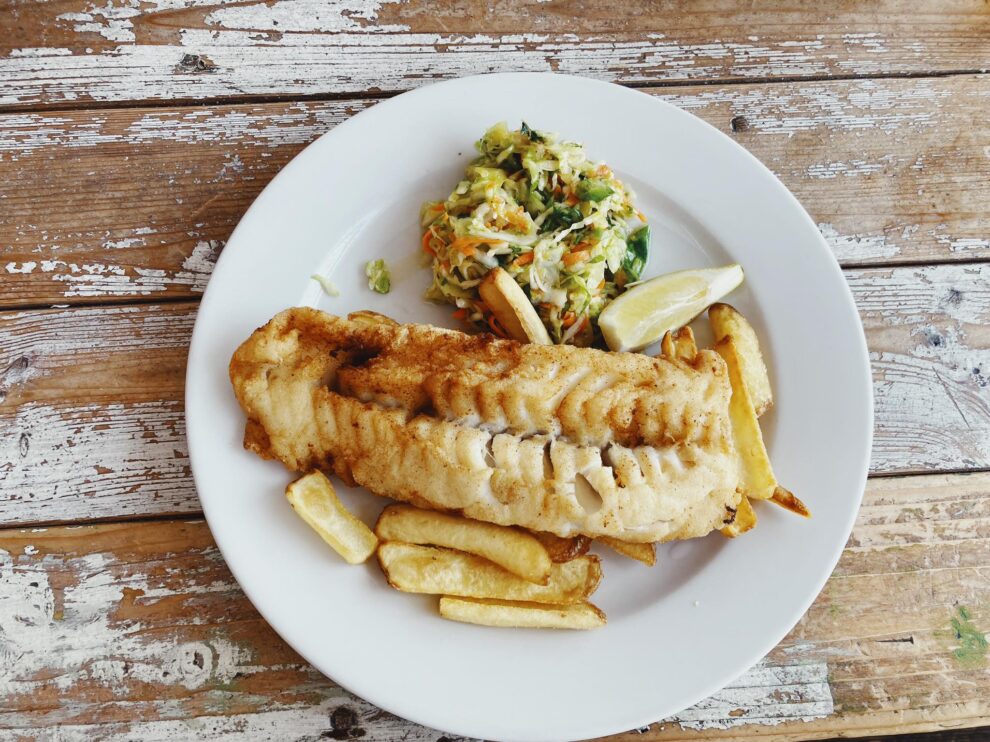 dorsz z surówką i frytkami