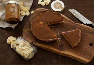 tarta z białą czekoladą i praliną z orzechów pekan_1 (5)