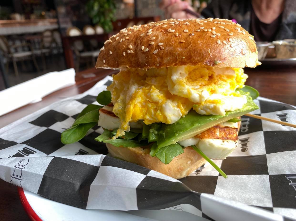 burger śniadaniowy
