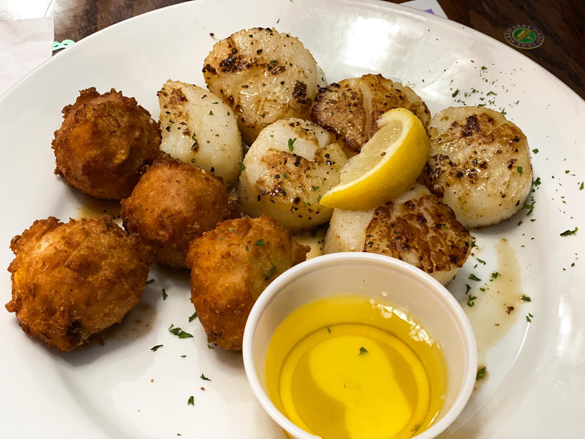 przegrzebki i hush puppies