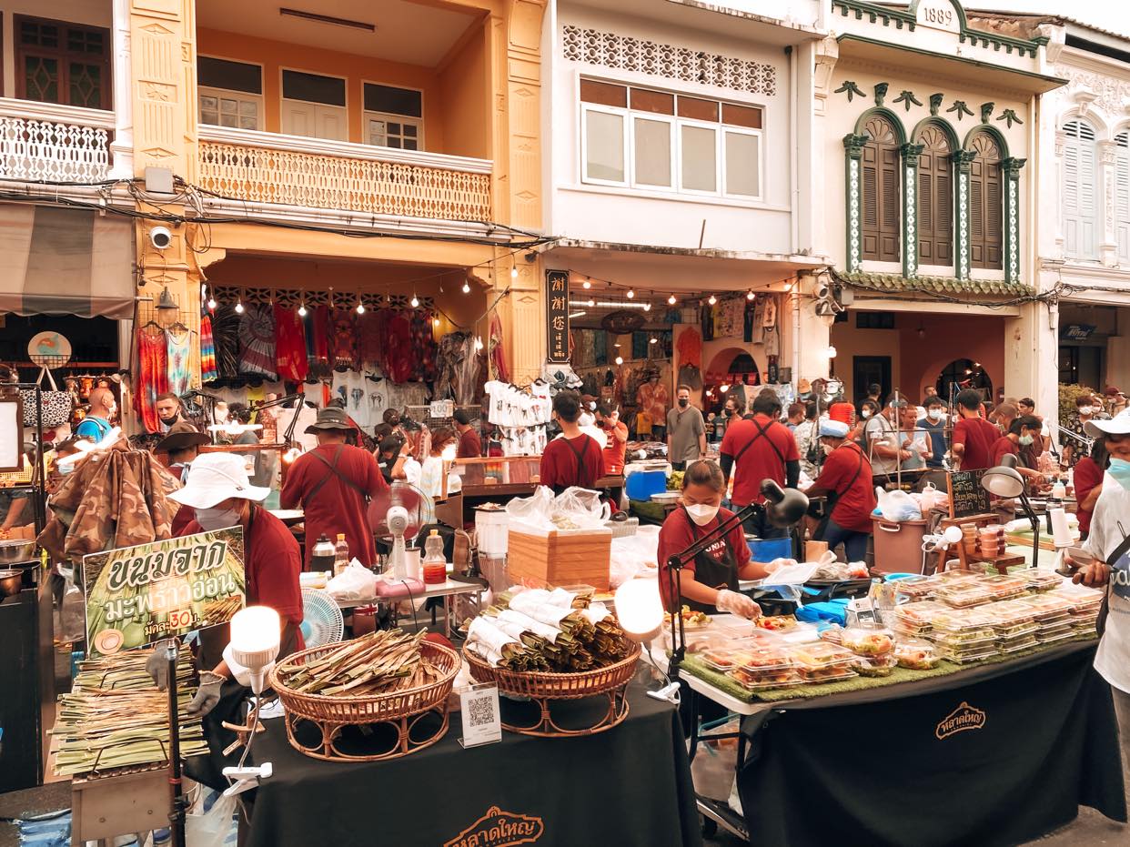  Sunday-Walking-Street_2