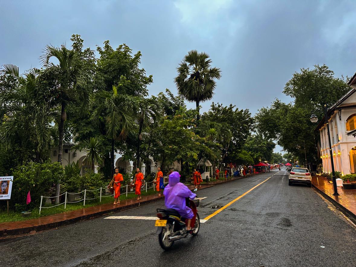 Tak Bat, ceremonia Almsgiving, mnisi, Luang Prabang